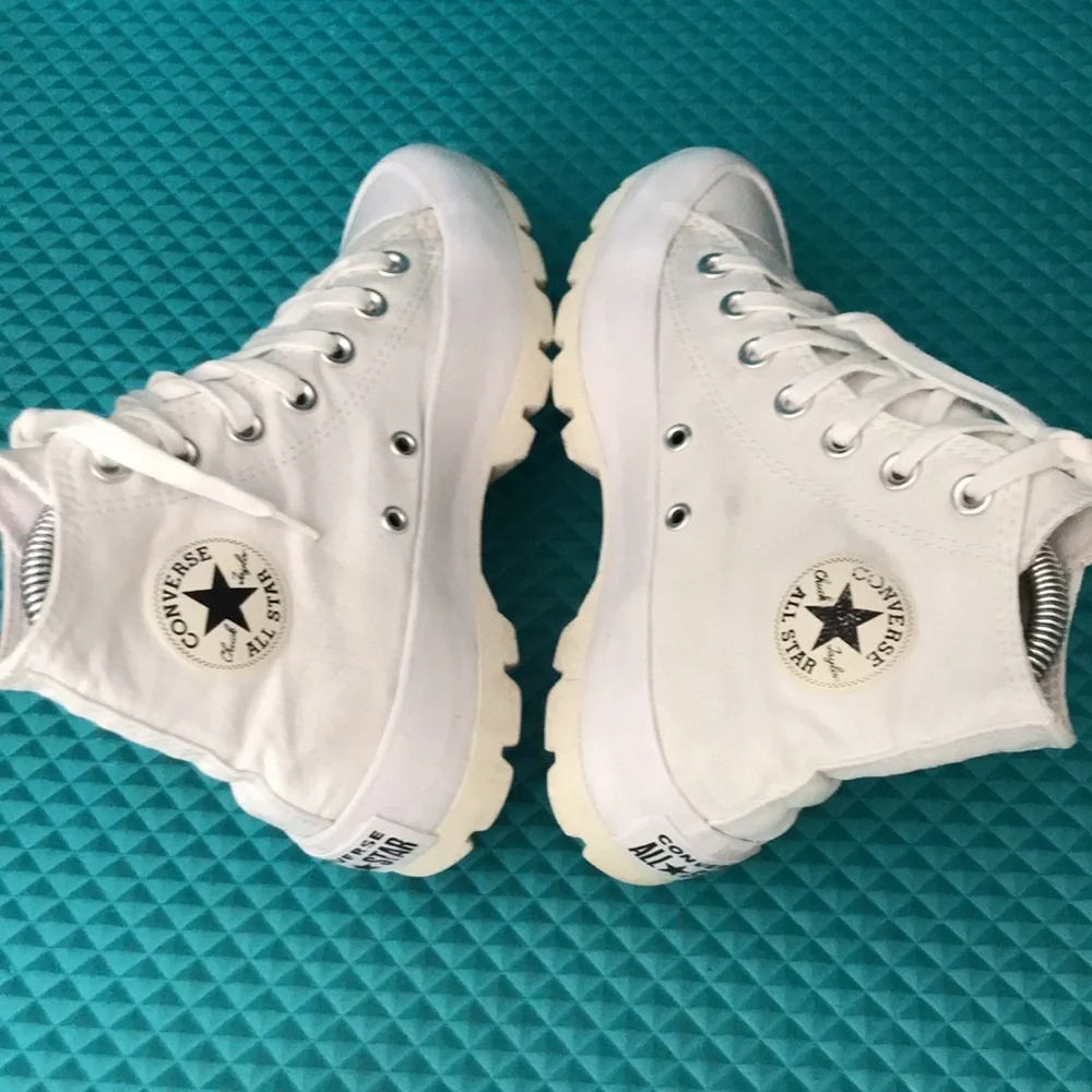 CONVERSE  Women Chuck Taylor All Star High Top Lugged Casual Sneakers | 5.5